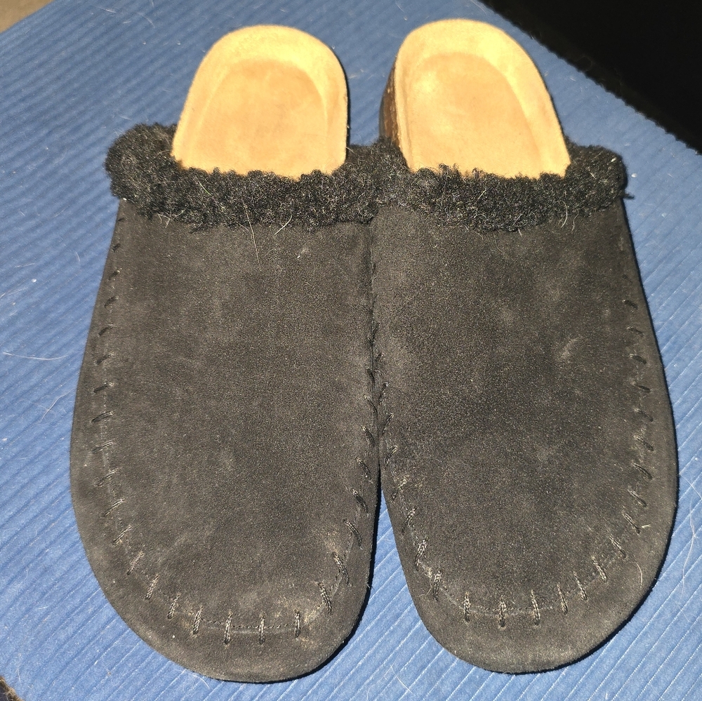 Crown vintage fuzzy flats size 10 womens